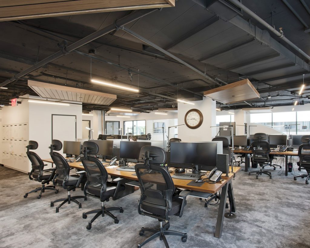 Thiết kế trần thô và màu trầm giúp văn phòng nhìn ấm áp hơn